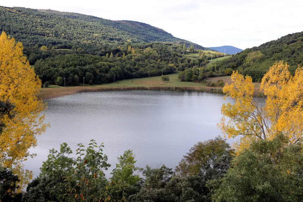 Pla general de l'estany de Montcort&radic;&copy;s, al Pallars Sobir&radic;&dagger;. Imatge del 18 d'octubre del 2018. (horitzontal)