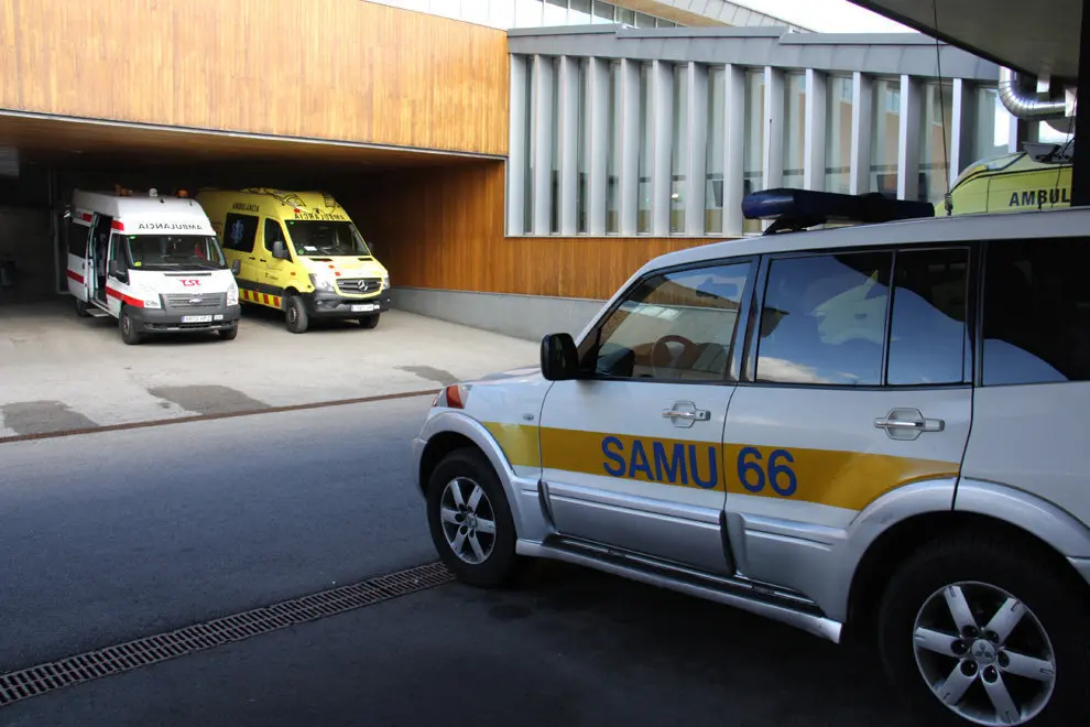 Pla general on es veu un vehicle del sistema d'emerg&radic;&reg;ncies de Fran&radic;&szlig;a, a la dreta, aparcat a la zona d'ambul&radic;&dagger;ncies de l'Hospital de Cerdanya, juntament amb vehicles del SEM, el 12 de novembre de 2018 (Horitzontal).