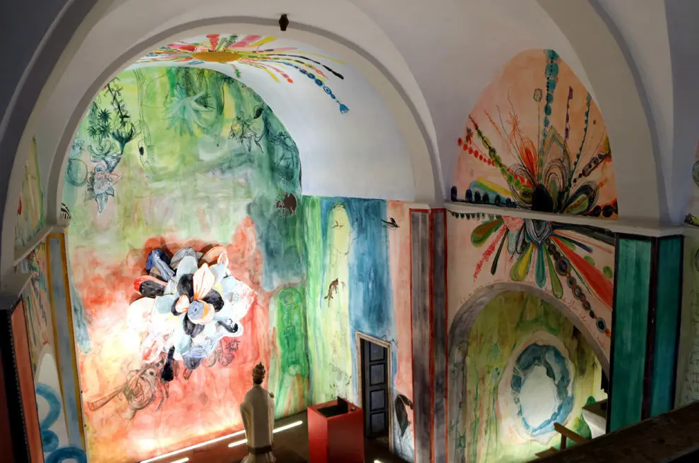 Imatge general de l'altar i una capella lateral amb les pintures de l'artista Santi Moix, el 14 de novembre del 2018. (horitzontal)