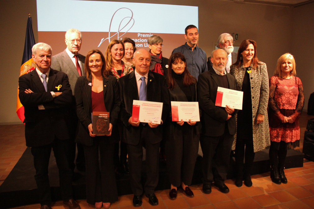 Pla general dels guardonats en la setena edici√≥ dels Premis Internacionals Ramon Llull amb les autoritats que han participat en l'acte de lliurament a l'Auditori Nacional d'Andorra, el 23 de novembre de 2018 (Horitzontal).
