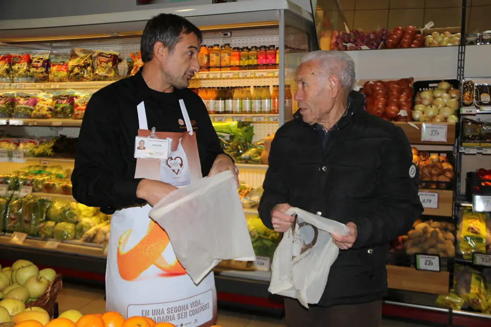 Un home informa a un client sobre la substituci&radic;&ge; de les bosses de pl&radic;&dagger;stic per les compostables als comer&radic;&szlig;os de la Seu d'Urgell. Imatge del 23 de novembre del 2018. (horitzontal)
