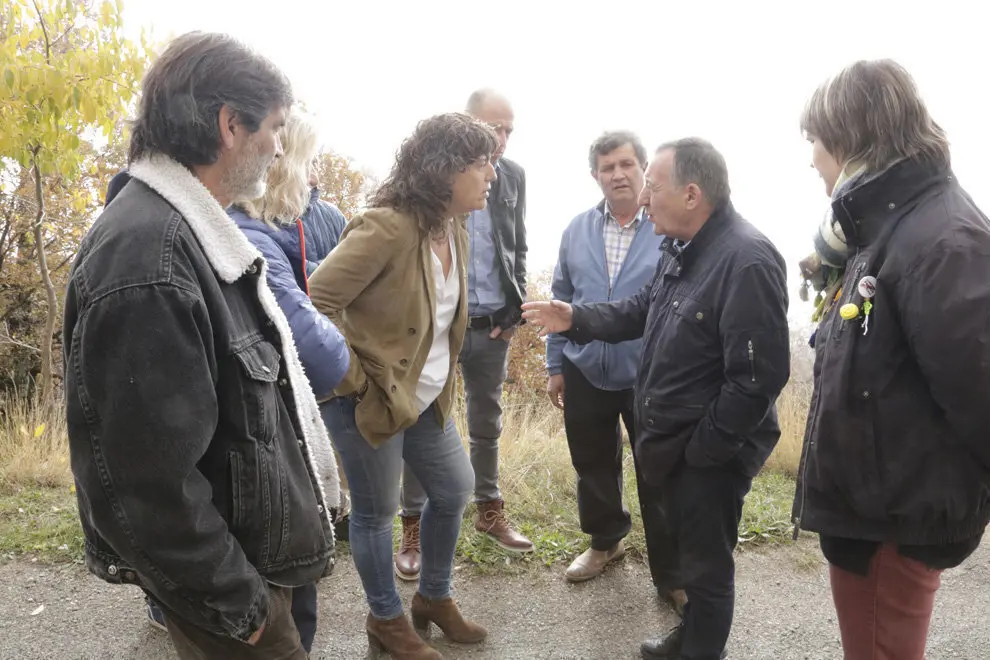 Imatge de la consellera Teresa Jord&radic;&dagger; conversant amb alcaldes de l'Associaci&radic;&ge; de Micropobles de Catalunya en un dels punts de despreniment de la carretera LV-9124 en direcci&radic;&ge; Sant Esteve de la Sarga. El 24 de novembre de 2018. (Horitzontal)