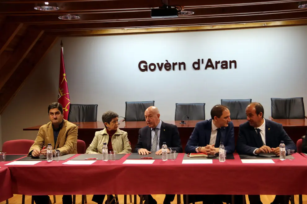 La delegada del govern a Catalunya, Teresa Cunillera, s'ha entrevistat al Conselh Generau d'Aran amb el s&radic;&ne;ndic d'Aran, Carles Barrera, i altres consellers. Imatge del 26 de novembre del 2018. (horitzontal)