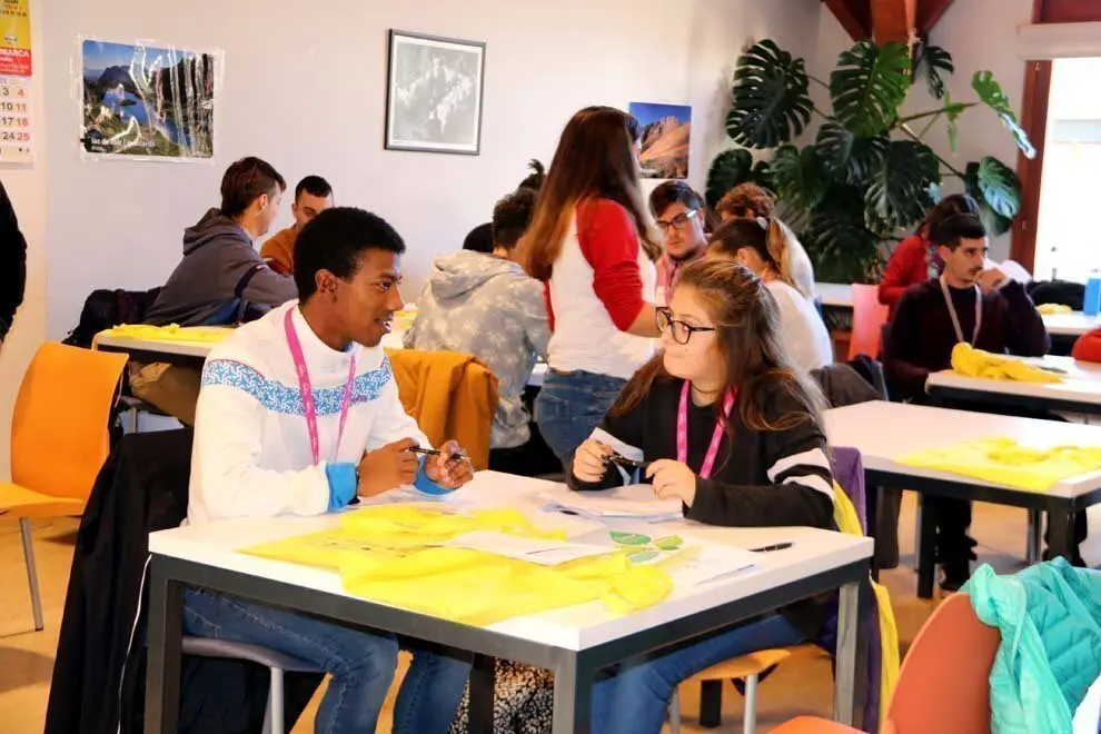 Pla general dels joves que busquen feina i que han participat en una jornada a Sort que els ha posat en contacte amb empresaris. Imatge del 27 de novembre del 2018. (horitzontal)