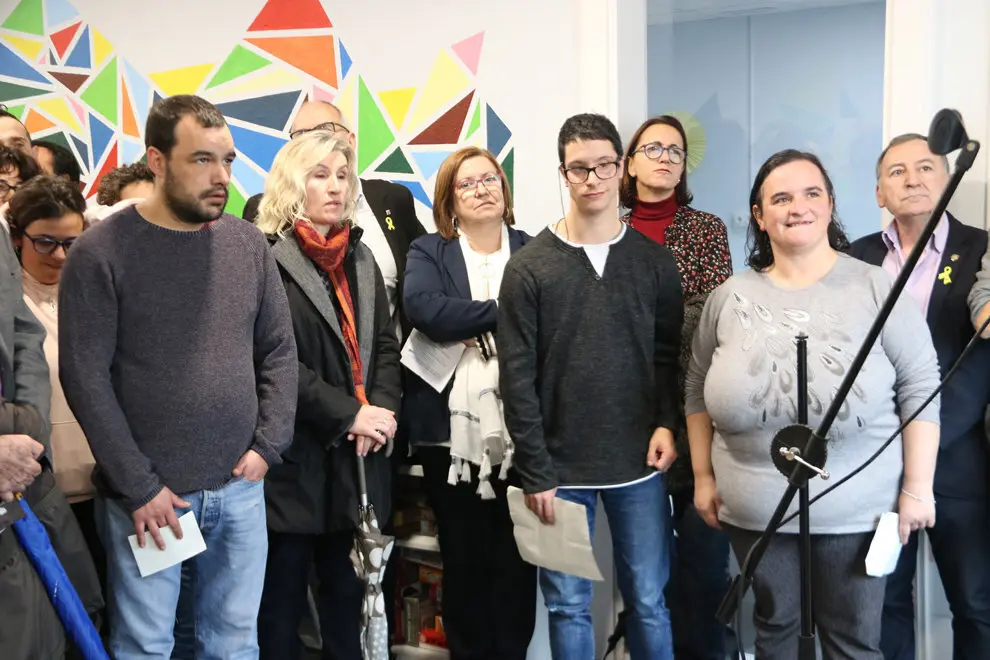 La presidenta de la Diputaci&radic;&ge; de Lleida, Rosa Maria Perell&radic;&ge;, ha inaugurat el centre Alba Juss&radic;&dagger;. A la imatge usuaris del centre amb Perell&radic;&ge;. Imatge del 13 de desembre del 2018. (horitzontal)