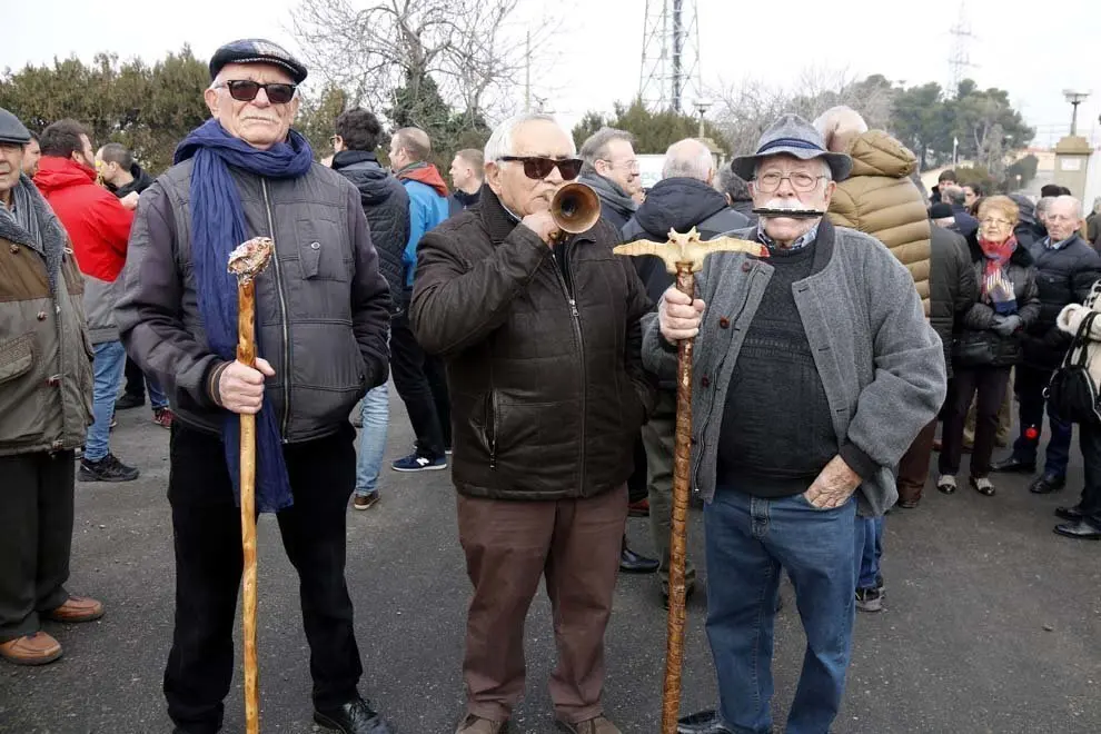 Pla mitj&radic;&dagger; on es poden veure tres jubilats d'Endesa protestant a les portes de l'estaci&radic;&ge; de Lleida, el 15 de gener de 2019. (Horitzontal)