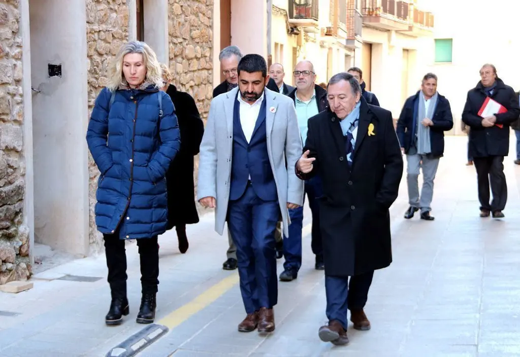 El conseller de Treball, Afers Socials i Fam&radic;&ne;lies, Chakir el Homrani, acompanyat del president del Consell Comarcal del Pallars Juss&radic;&dagger;, Constante Aranda, passejant per un carrer de Tremp el dia 16 de gener del 2019. (horitzontal)