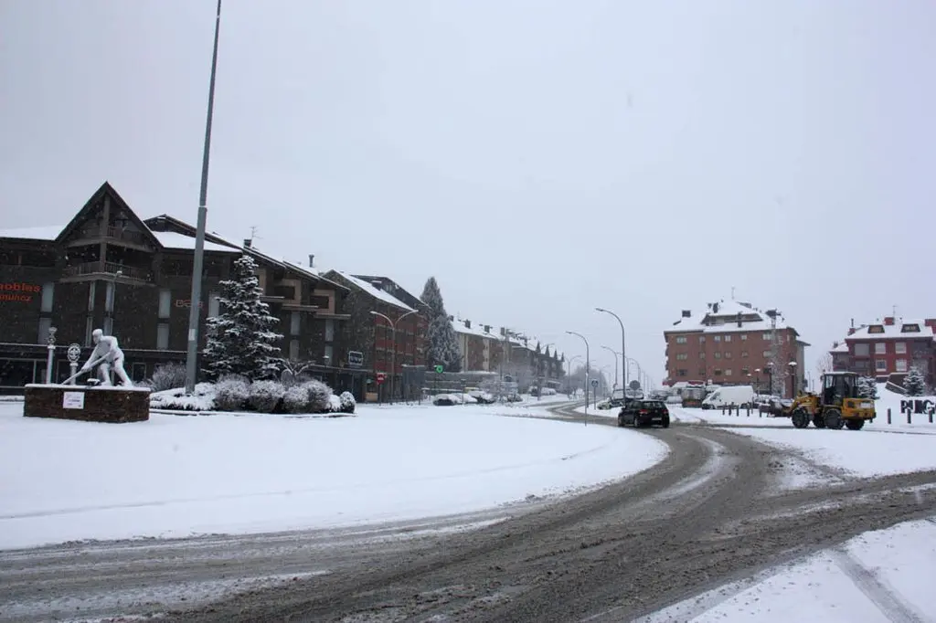Pla general de la carretera d'acc&radic;&copy;s a Puigcerd&radic;&dagger; on es veu una m&radic;&dagger;quina que retira neu al fons. Imatge del 28 de gener de 2019 (Horitzontal).