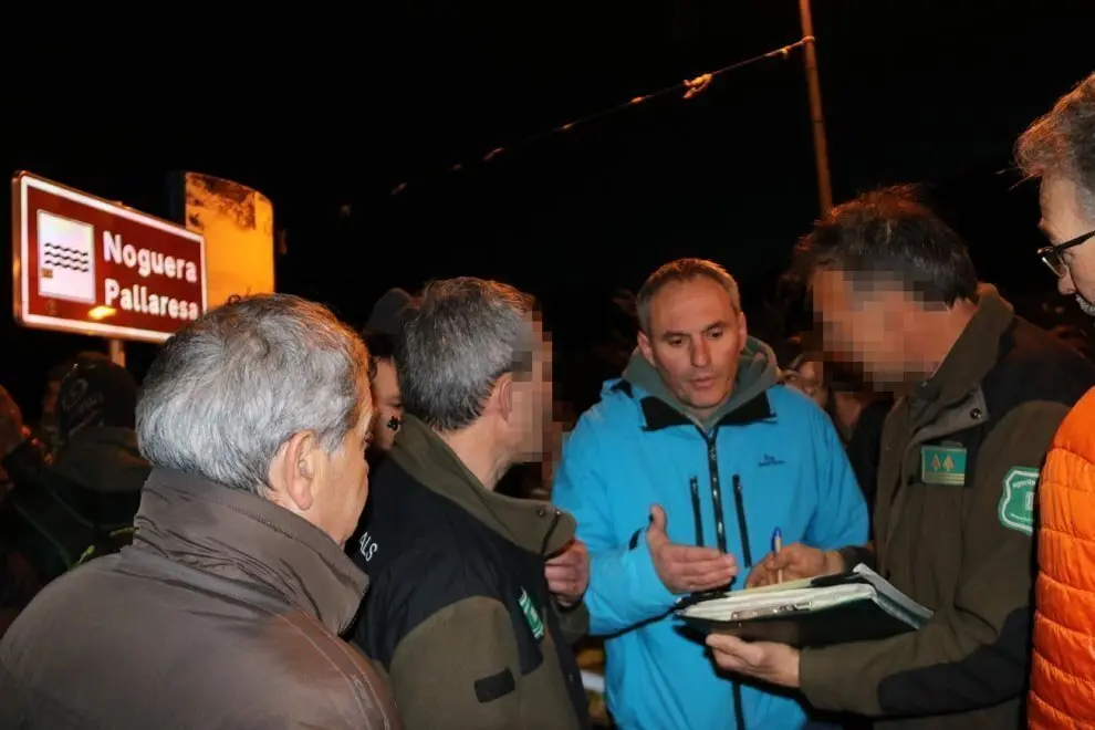 Moment en que els Agents Rurals han aixecat acta amb les declaracions de l'alcalde de Sort defensant que les obres del camp de regates tenen tots els permisos. Imatge del 6 de febrer del 2019. (horitzontal)