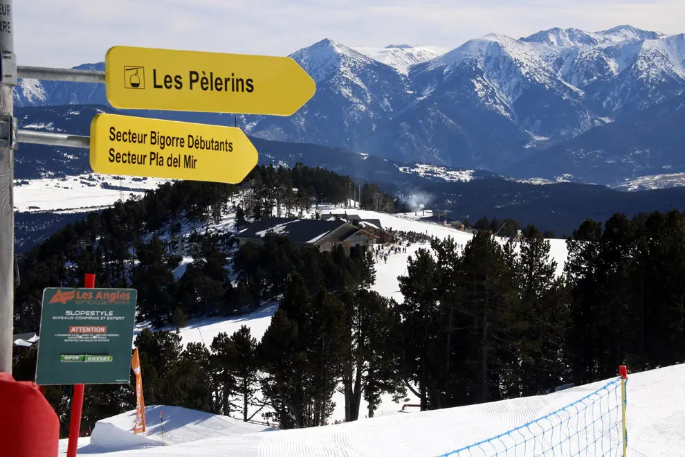 Pla mitj&radic;&dagger; on es poden veure cartells indicatius a les pistes nord catalanes de Les Angles, el 8 de febrer de 2019. (Horitzontal)