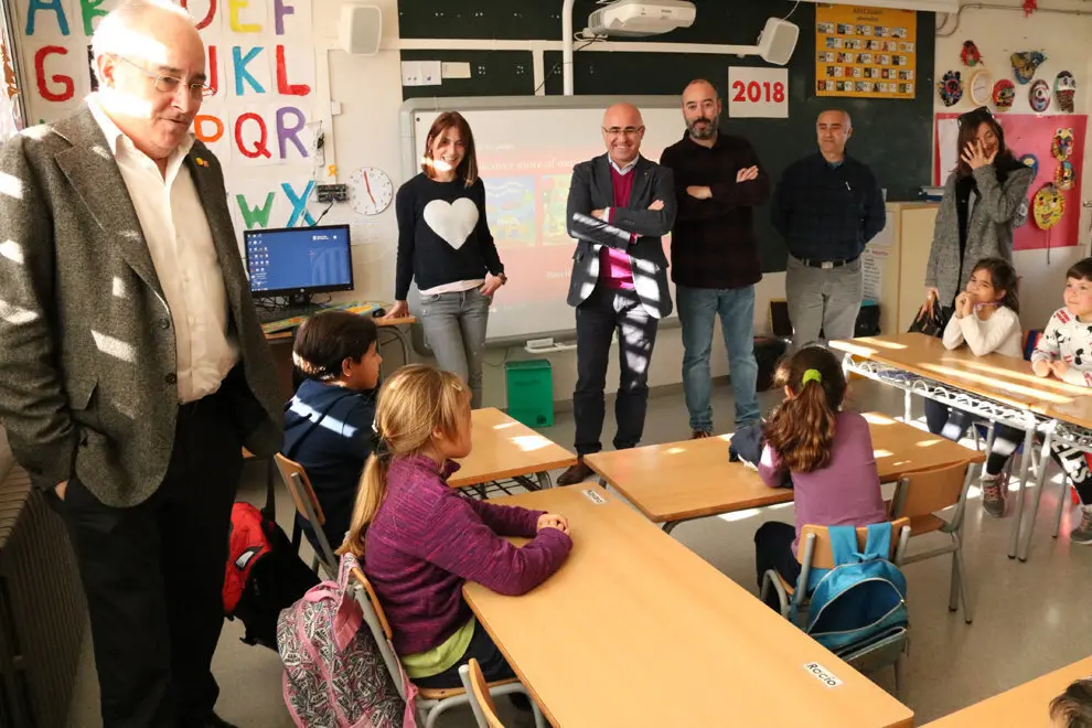 Pla general del conseller d'Educaci&radic;&ge;, Josep Bargall&radic;&ge;, dins una aula amb alumnes de 1r i 2n de Prim&radic;&dagger;ria, durant una visita a l'escola rural de Cabra del Camp. Imatge del 12 de febrer del 2019. (Horitzontal)