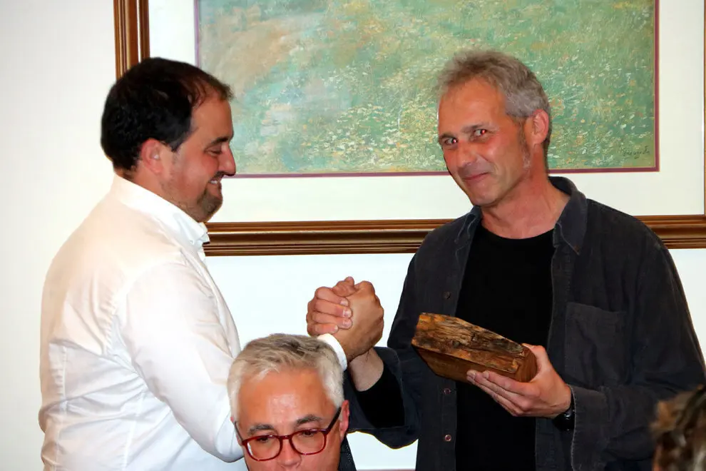 El president de l'associaci&radic;&ge; APAT, Josep Palau, entregant un guard&radic;&ge; al fot&radic;&le;graf Jordi Per&radic;&ge; el 26 de febrer del 2019, durant la 4a Nit del Turisme. (horitzontal)