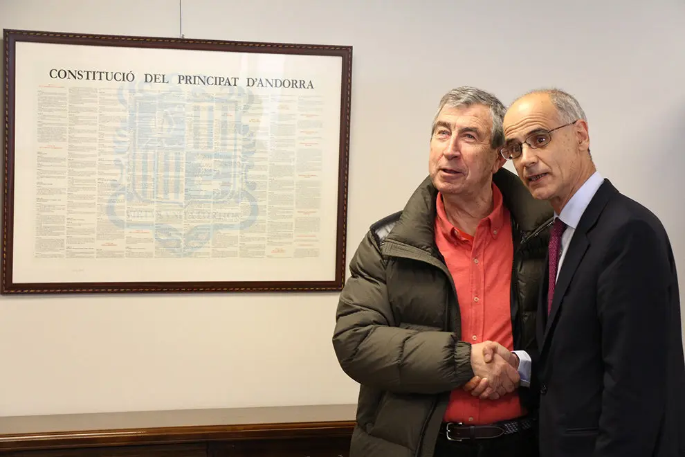 Pla mitj&radic;&dagger; del presentador de la llista de la Terceravia a les eleccions generals d'Andorra, Albert Pintat, saludant al cap de Govern en funcions, Toni Mart&radic;&ne;. Imatge de l'Ag&radic;&reg;ncia de Not&radic;&ne;cies Andorrana (ANA) del 26 de febrer de 2019 (Horitzontal).