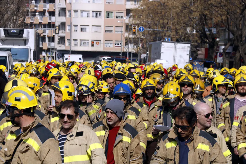 Pla mitj&radic;&dagger; on es poden veure bombers manifestant-se per reivindicar m&radic;&copy;s efectius i material, a l'al&radic;&szlig;ada de la pla&radic;&szlig;a Ricard Vinyes de Lleida, el 20 de febrer de 2019. (Horitzontal)