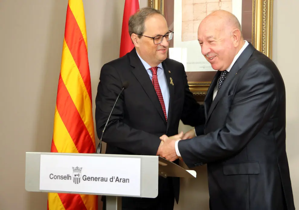 Pla mitj&radic;&dagger; on es pot veure el president del Govern, Quim Torra, encaixant la m&radic;&dagger; amb el s&radic;&ne;ndic d'Aran, Carlos Barrera, l'11 de mar&radic;&szlig; de 2019, al Conselh Generau d'Aran. (Horitzontal)