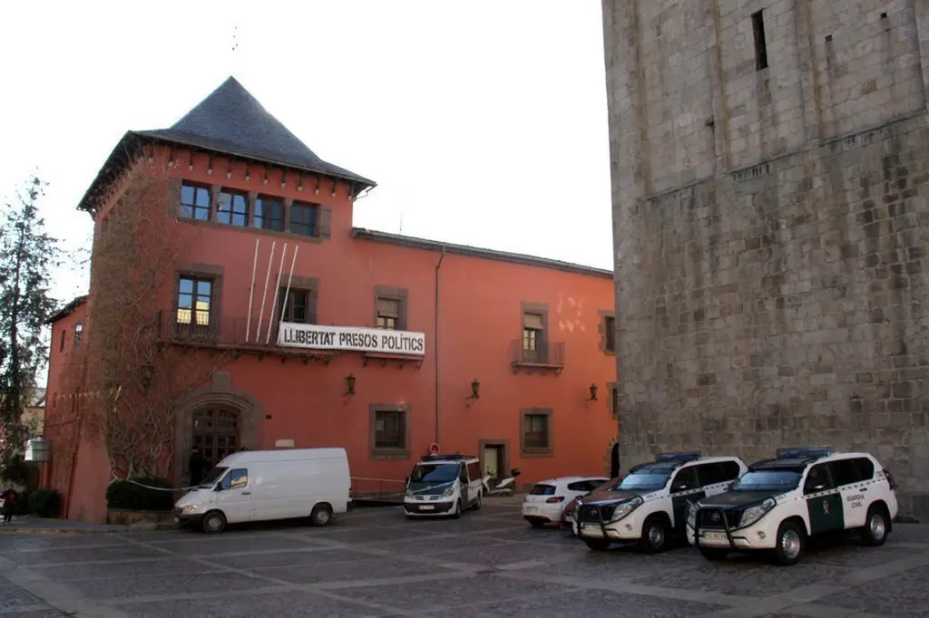 Pla general de quatre vehicles de la Gu&radic;&dagger;rdia Civil davant l'edifici de l'Ajuntament de la Seu d'Urgell. Imatge del 28 de mar&radic;&szlig; de 2019 (Horitzontal).