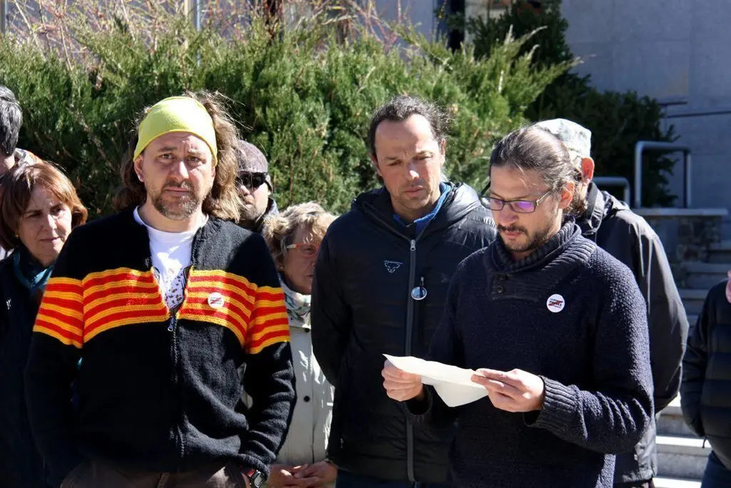 Pla mitj&radic;&dagger; dels dos membres del CDR de Cerdanya citats a declarar, Roger Juv&radic;&copy; i Mar&radic;&szlig;al Roc&radic;&ne;as, juntament amb Tom&radic;&dagger;s Sayes, un altre integrant que va ser investigat per uns altres fets i que llegeix un manifest. Imatge de l'11 de mar&radic;&szlig; de 2019 (Horitzontal).