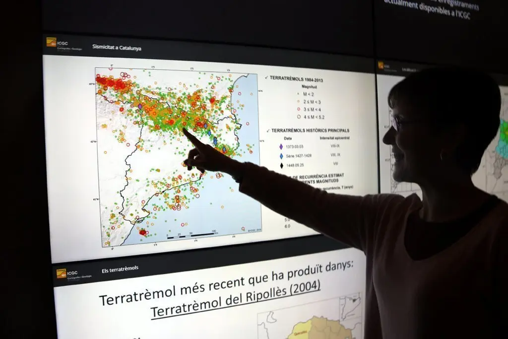 Sara Figueres, cap de l'&radic;&Auml;rea de Geof&radic;&ne;sica i Sismologia de l'Institut Cartogr&radic;&dagger;fic i Geol&radic;&le;gic de Catalunya assenyala l'indret on s'ha produ&radic;&Oslash;t el terratr&radic;&reg;mol.
