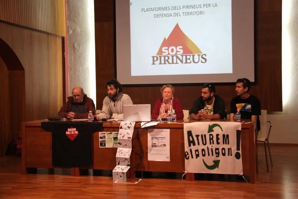 Pla general de la presentaci&radic;&ge; de la coordinadora SOS Pirineus a la Seu d'Urgell on es veuen diversos representants de plataformes d'aquest territori. Imatge del 8 d'abril del 2019 (Horitzontal).