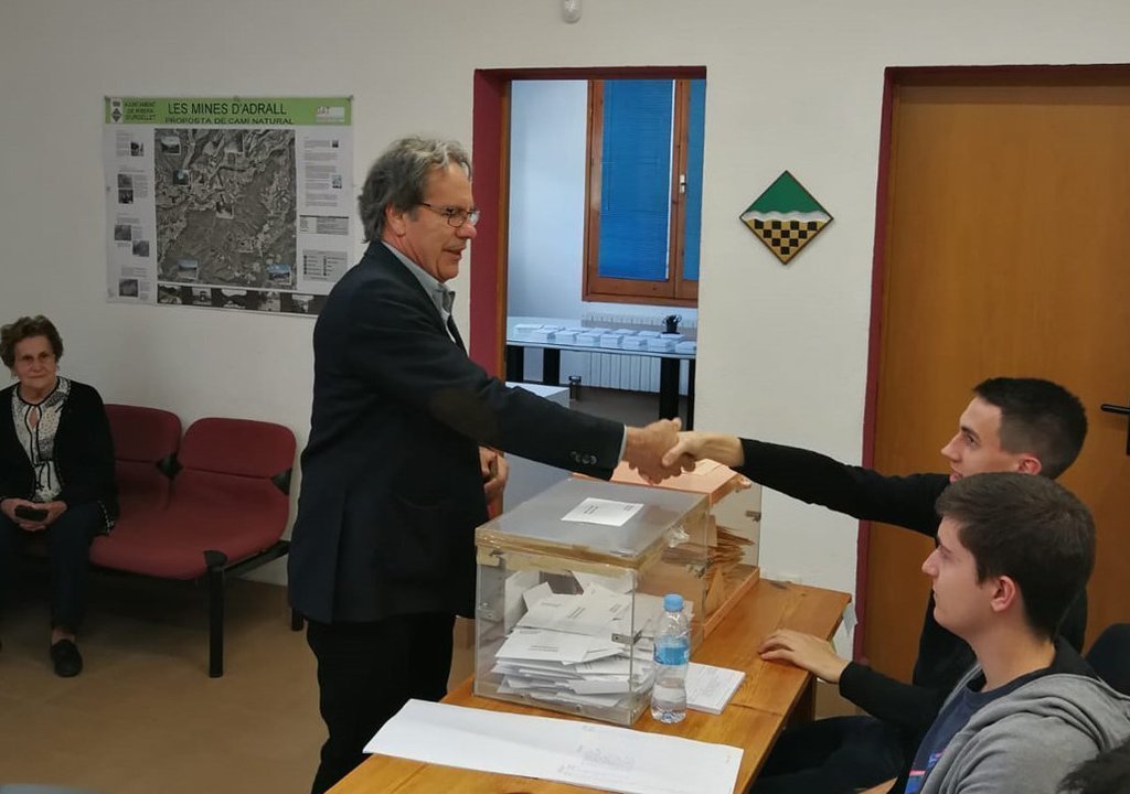 Miquel Caminal votant a l'ajuntament de Ribera d'Urgellet