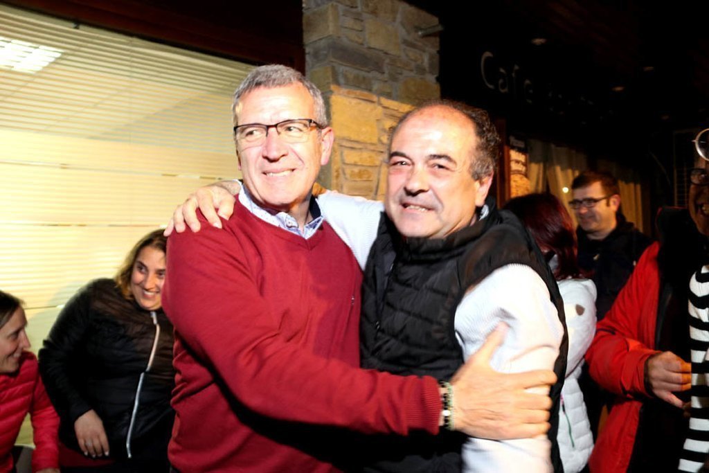 Paco Boya (UA) molt content abra.....at a Juan Antonio Serrano qui ha aconseguit la majoria absoluta a l'Ajuntament de Vielha. Imatge del 26 de maig del 2019. (horitzontal)