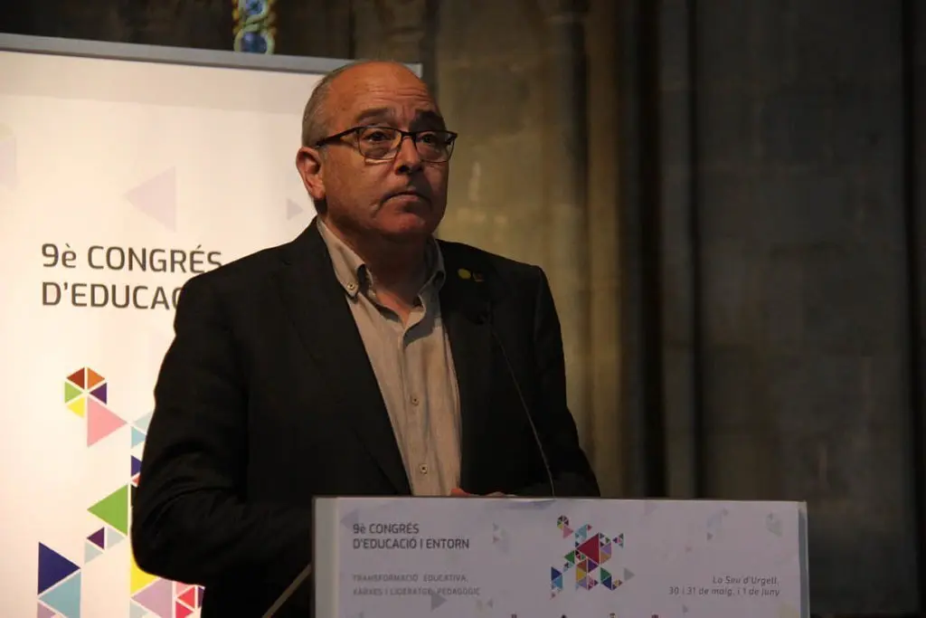 Pla mitj...... del conseller d'Educaci......, Josep Bargall......, intervenint a l'acte inaugural del 9..... Congr.....s d'Educaci...... i Entorn de la Seu d'Urgell. Imatge del 30 de maig de 2019 (Horitzontal).