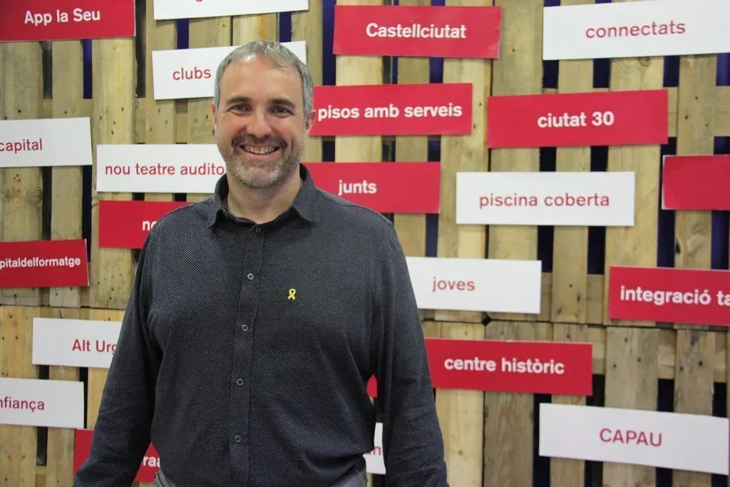 Pla mitj.. del candidat de Junts per la Seu a l'alcaldia de la Seu d'Urgell, Jordi F..brega, a la seu del seu partit. Imatge del 31 de maig de 2019 (Horitzontal).