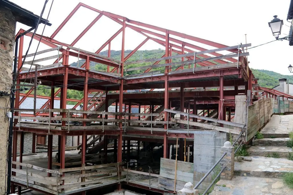 Pla general de l'estructura de l'edifici a mig construir que ara una sent..ncia obliga a enderrocar dos plantes. Imatge del 4 de juny del 2019. (horitzontal)