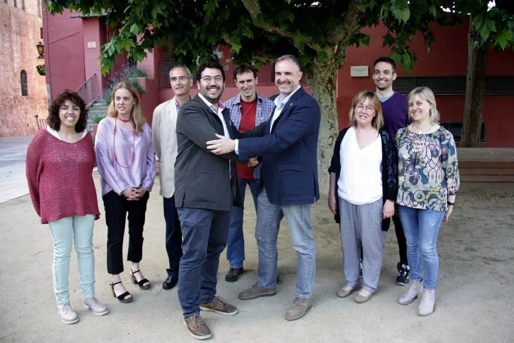 Pla general on es veuen als alcaldables d'ERC, Francesc Viaplana, i JxCat, Jordi F&radic;&dagger;brega, donant-se la m&radic;&dagger; davant de la resta de regidors electes d'aquestes dues formacions a l'Ajuntament de la Seu d'Urgell, el 14 de juny de 2019 (Horitzontal).