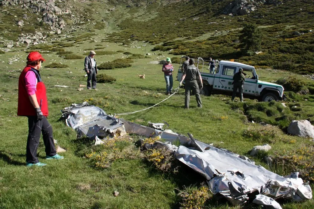 Pla general de diversos efectius dels Agents Rurals de la Cerdanya, a punt d'arrossegar amb un vehicle un tros de ferralla d'una avioneta que va aterrar de forma "for&radic;&szlig;osa" en un espai natural de Guils de Cerdanya, el 17 de juny de 2019 (Horitzontal).