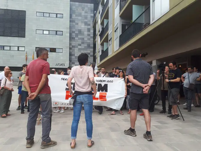 La Plataforma de suport a les 7 encausades de la Seu concentrats davant del Jutjat de la Seu d'Urgell per donar suport als membres del CDR Alt Urgell detinguts. (horitzontal)