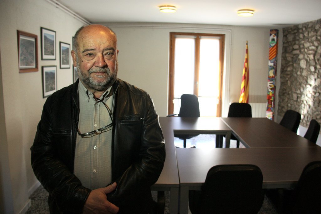Pla mitjà de l'alcalde de Bellver de Cerdanya, Xavier Porta, a la sala de plens de l'ajuntament, el 26 de març de 2019 (Horitzontal).