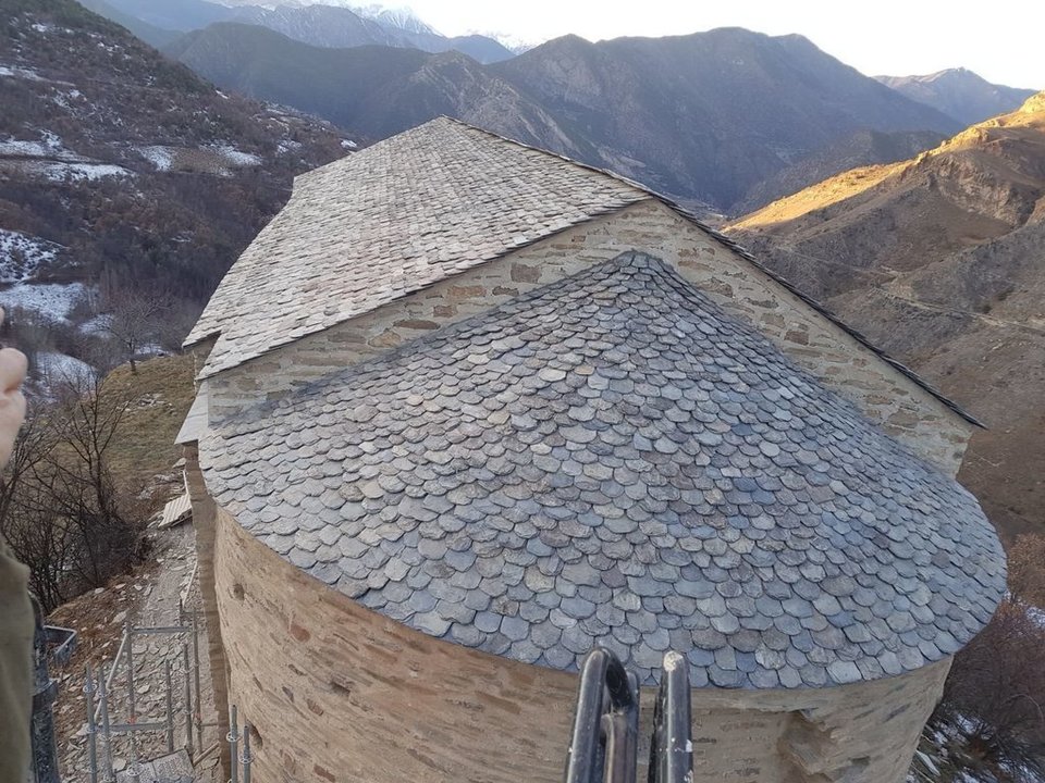 La teulada restaurada de l'ermita de Santa Maria de la Serra de Farrera. Imatge del 22 de juny de 2019. (Horitzontal)