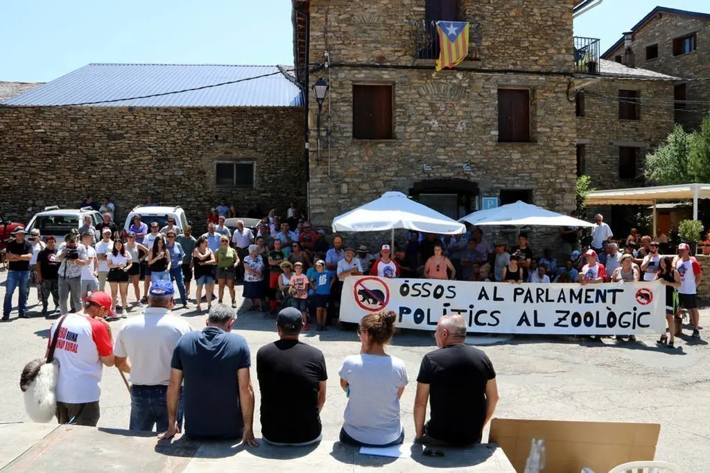 Pla general de la concentraci&radic;&ge; de pagesos a Llessui (Sort) en protesta per l'os. A la pancarta s'hi pot llegir "Ossos al parlament, pol&radic;&ne;tics al zool&radic;&le;gic". Imatge del 30 de juny del 2019. (horitzontal)