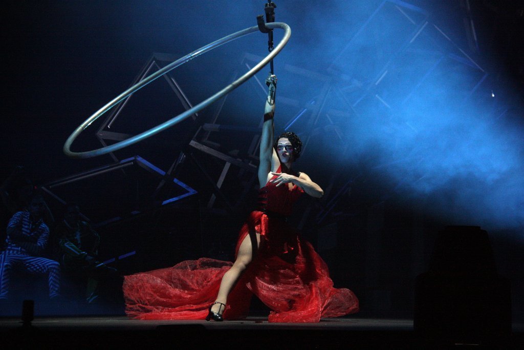 Pla general d'un dels personatges protagonistes de l'espectacle 'Rebel' del Cirque de Soleil, el 28 de juny de 2019 (Horitzontal).