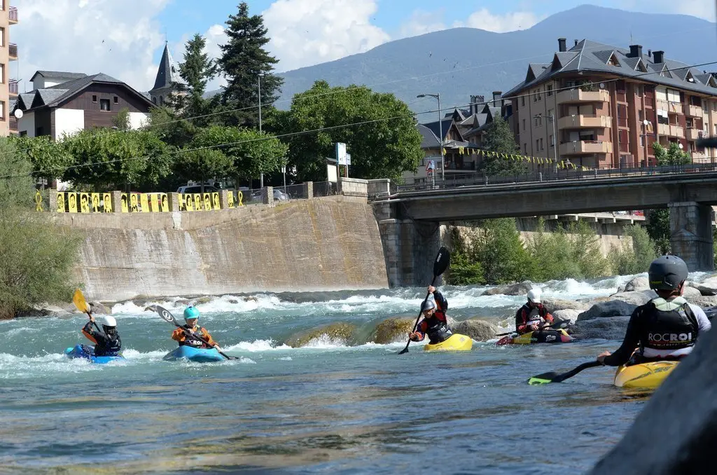 Pla general del nou estadi de pirag&uuml;isme on es celebra el Mundial de Freestyle a Sort. Imatge de l'1 de juliol del 2019. (horitzontal)