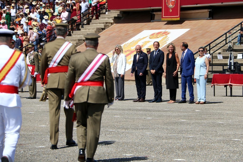 El Rei d'esquena dirigint-se a saludar les autoritats entre les que hi ha la delegada del Govern a l'Alt Pirineu, l'alcalde de Talarn i la delegada del Govern espanyol a Catalunya. Imatge del 5 de juliol del 2019. (horitzontal)