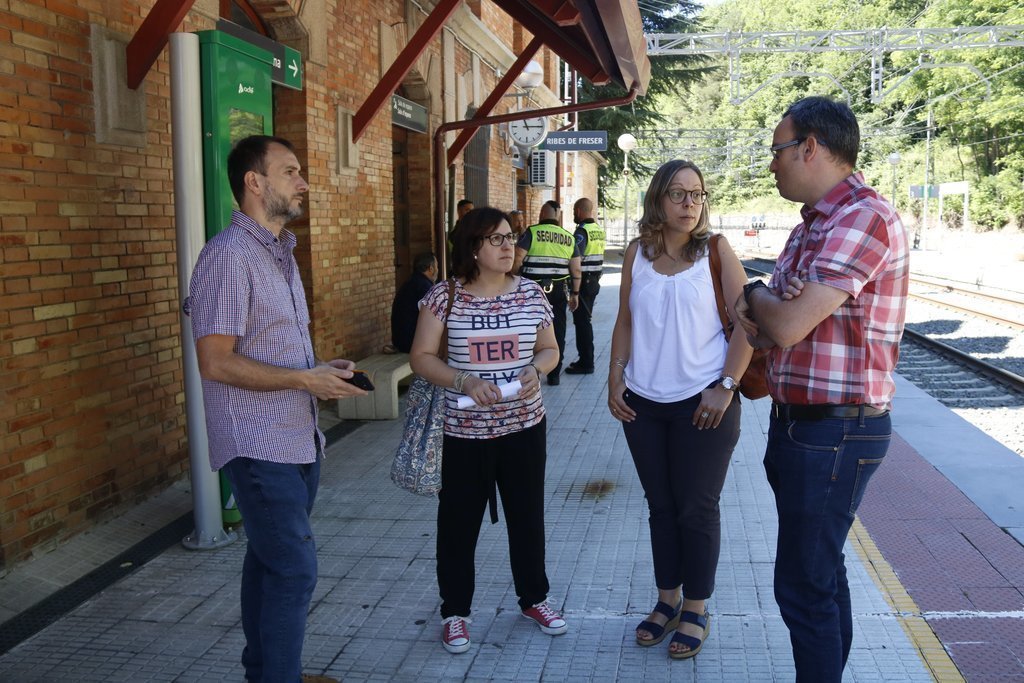 Pla general de representants locals del Ripollès a l'estació de trens de Ribes de Freser el 10 de juliol del 2019. (Horitzontal)
