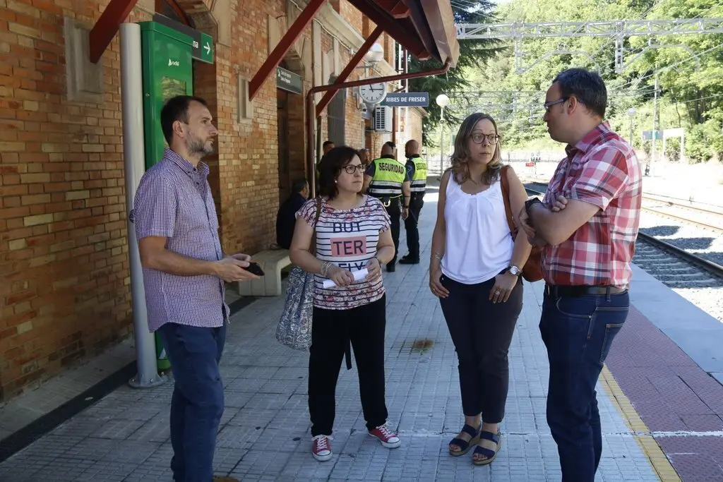 Pla general de representants locals del Ripoll&egrave;s a l'estaci&oacute; de trens de Ribes de Freser el 10 de juliol del 2019. (Horitzontal)