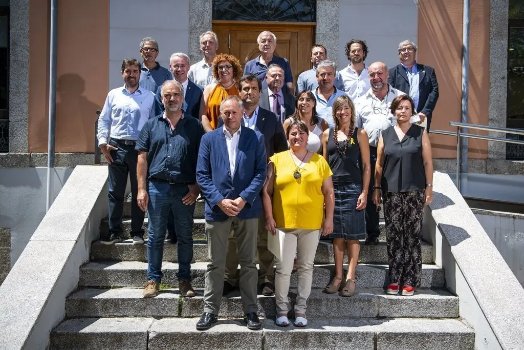 Pla general dels representants electes del Consell Comarcal de la Cerdanya, a l'exterior de l'edifici de l'ens comarcal despr&eacute;s del ple de constituci&oacute;, amb la nova presidenta, Roser Bombard&oacute;, al centre. Imatge de l'11 de juliol de 2019 (Horitzontal).