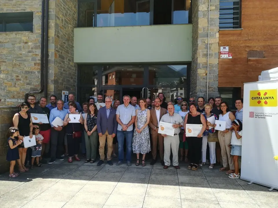 Fotografia de familia dels representants de municipis i allotjaments de la zona Pirineus-Noguera Pallaresa distingits com a 'Destinaci&oacute; de Natura i Muntanya en Fam&iacute;lia&rsquo;, el 13 de juliol del 2019 (horitzontal)