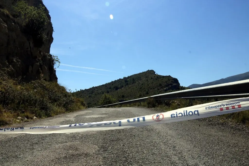 Pla curt on es pot veure una cinta dels Mossos barrant el pas a la carretera d'acc&eacute;s al congost de Mont-rebei per una esllavissada de roques, el 17 de juny de 2019. (Horitzontal)