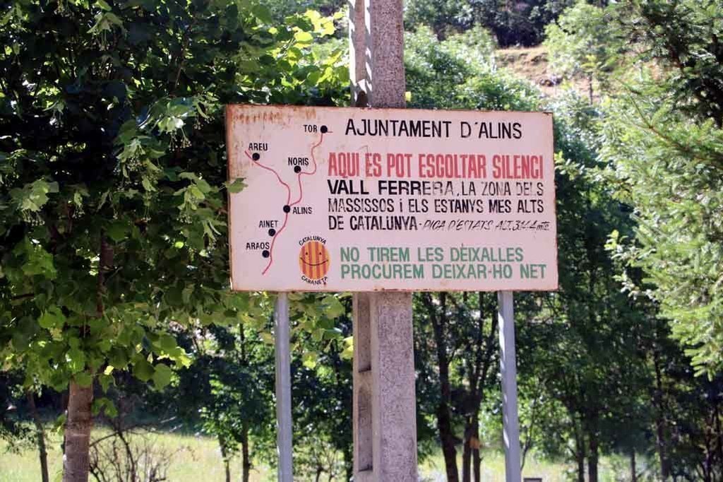 Pla general d'un cartell on s'hi pot llegir "Aqu√≠ es pot escoltar silenci" al poble d'Alins, a la Vall Ferrera. Imatge del 15 de juliol del 2019. (horitzontal)