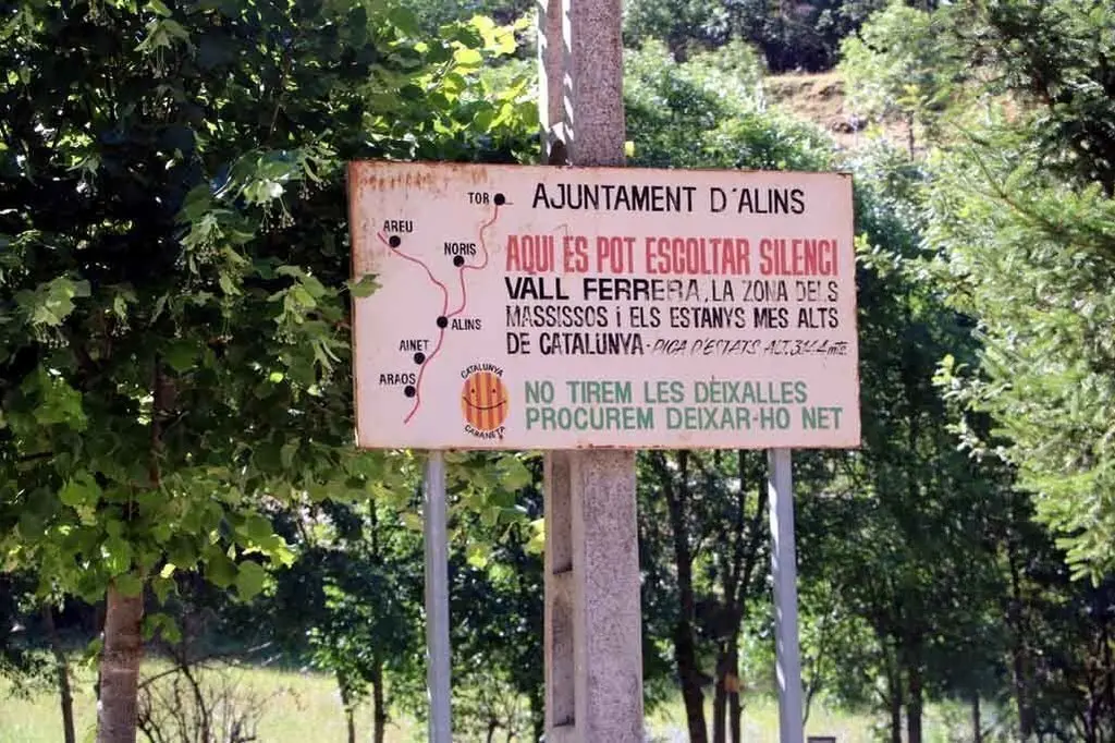 Pla general d'un cartell on s'hi pot llegir "Aqu&radic;&ne; es pot escoltar silenci" al poble d'Alins, a la Vall Ferrera. Imatge del 15 de juliol del 2019. (horitzontal)