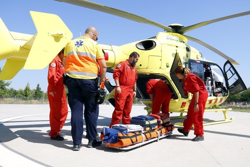 Un helicòpter del SEM, obert des de darrere, a l'heliport del Parc de Bombers de Lleida. Imatge del 16 de juliol de 2019. (Horitzontal)