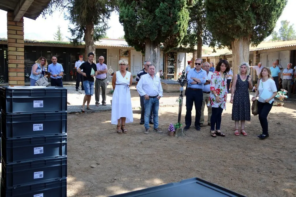 Primer pla de les caixes amb les restes dels soldats en l'interior i la directora general de Mem&radic;&le;ria Democr&radic;&dagger;tica, Gemma Dom&radic;&reg;nech i l'alcaldessa d'Isona, Rosa Amor&radic;&ge;s, presidint l'acte d'enterrament. Imatge del 23 de juliol del 2019. (horitzontal)