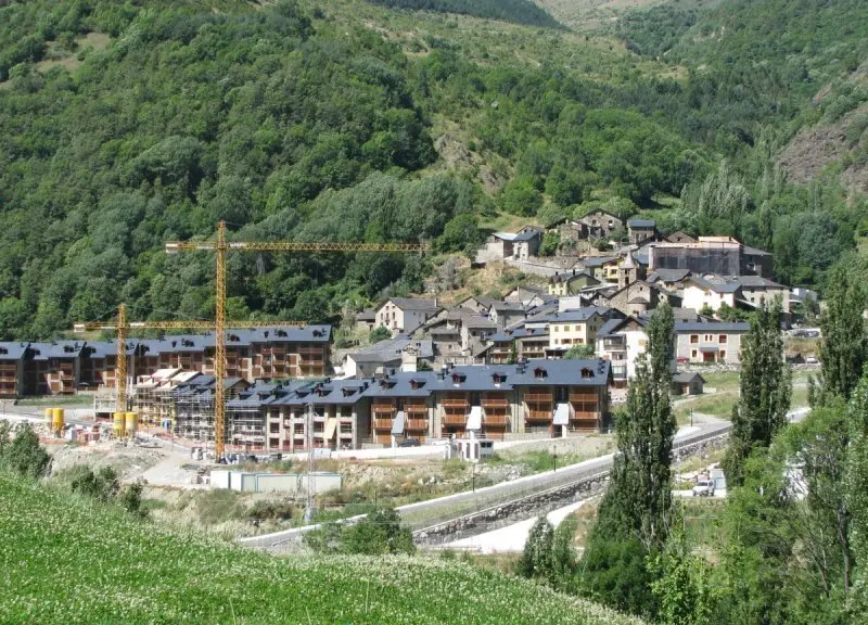 Pla general de l'&agrave;mbit a mig construir d'Espui, a la Vall Fosca, al Pallars Sobir&agrave;. Imatge d'arxiu del gener del 2011. (horitzontal)