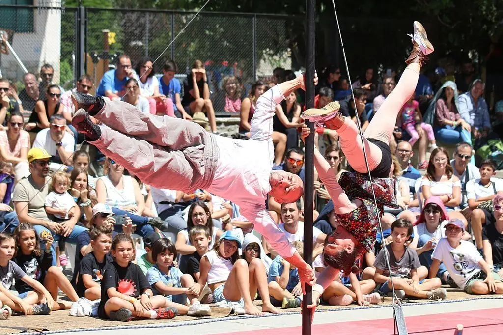 L'espectacle de circ TiraVol, que es va haver de suspendre dissabte al vespre per la pluja, s'ha ofert el migdia d'aquest diumenge. Imatge del 28 de juliol de 2019. (Horitzontal)