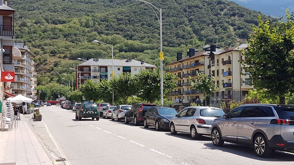 Pla general de l'avinguda dels Comtes de Pallars de Sort on alguns comandaments a dist√†ncia de vehicles no funcionen. Imatge del 30 de juliol del 2019. (horitzontal)