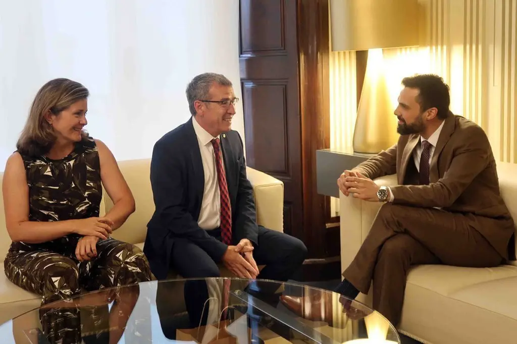 El president del Parlament, Roger Torrent, reunit amb el s&radic;&ne;ndic d'Aran, Paco Boya, i la vices&radic;&ne;ndica Maria Verg&radic;&copy;s, el 31 de juliol del 2019. (Horitzontal)